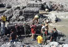TNI Bersama Warga dan Relawan Gotong Royong Bangun Jembatan Darurat di Wih Pesam