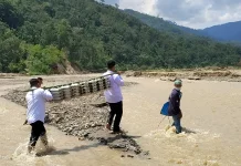 Jembatan Putus Diterjang Bencana, Warga Gayo Lues Rela Pikul MBG