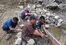 TNI Bersama Warga Kebut Pembangunan Jembatan Aramco di Bener Meriah