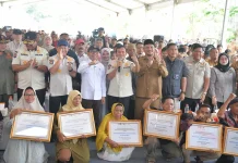 Korban Bencana Tamiang Dapat Bantuan Rumah Rusak dari Menko PMK dan Mendagri