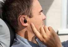 Kebiasaan Pakai Headset saat Tidur, Ini Dampak Bahaya Bagi Telinga