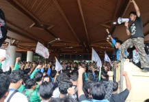 Unjuk Rasa di Kantor Gubernur Aceh, Enam Orang Diamankan Polisi
