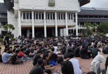 Massa kembali Suarakan Aksi Penolakan Pergub JKA di Kantor Gubernur
