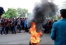 Aksi Protes Pergub JKA, Massa Bertahan hingga Bermalam di Kantor Gubernur