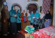 PKK Aceh Besar Serahkan Kursi Roda Bagi Lansia