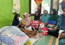 Disabilitas Terima Bantuan Perlengkapan Bayi dari PKK Aceh Besar