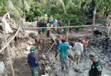 TNI Bersama Warga Gotong Royong Cor Pondasi Jembatan Gantung Perintis Garuda