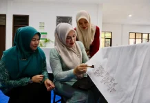 Kak Na Sumbang 3 Canting Batik Cap dan 1 Mesin Tenun untuk Dekranasda Aceh Besar
