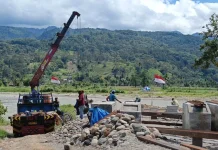 Jembatan Gantung Perintis di Desa Kumbang Jaya Mulai Dipasang Pylon