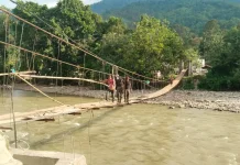 Kodim 0108/Agara Pasang Papan Lantai Jembatan Gantung Desa Buntul Kendawi