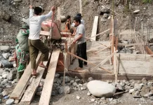 Jembatan Perintis di Desa Jambur Mamang Masuki Tahap Pengecoran Lantai Pondasi