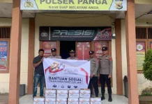 Polsek Panga Bagi-bagi Bansos ke Warga