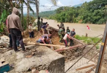 Kodim 0108/Agara Pasang Besi Pylon Jembatan Gantung di Desa Kati Maju
