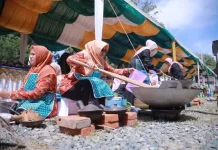 Ibu-ibu di Aceh Besar Meriahkan Lomba Masak Bubur Asyura dan Teut Apam