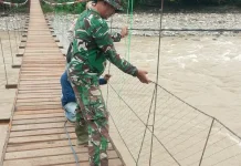 Pemasangan Pagar Kawat Jembatan Gantung di Desa Buntul Kendawi Dipercepat