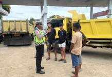 Satlantas Polres Aceh Jaya Tertibkan Antrean Kendaraan di SPBU Calang
