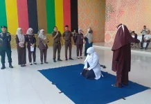 Enam Terpidana Pelanggar Syariat Islam di Banda Aceh Dihukum Cambuk