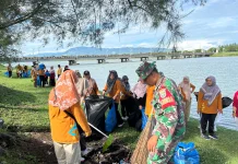 Gerakan ASRI Warnai Rangkaian Harganas ke-33, BKKBN Aceh Bersihkan Pantai Alue Naga