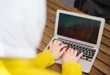 Cara Muslimah Menjaga Martabat di Era Digital