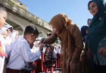 Kak Na Berbagi Seragam di Sekolah Darurat Pantan Nangka
