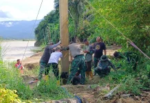 Kodim 0108/Agara dan Warga Kebut Pemasangan Tiang Penahan Jembatan Gantung
