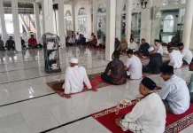 Aparatur Desa Darul Imarah Ikuti Pengajian di Masjid Al-Faizin