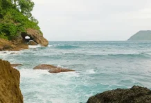 Tebing Bak Gigi Hiu Sambut Pengunjung di Pantai Lhok Keutapang
