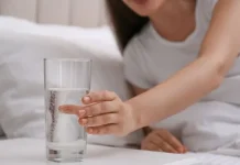 Benarkah Minum Air Putih setelah Bangun Tidur Menyehatkan?