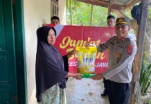 Polres Aceh Jaya Bagikan Sembako dalam Rangkaian Kegiatan Jum’at Berkah