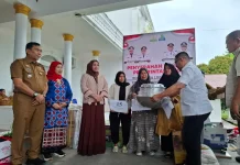 Tiba di Bumi Ate Fulawan, Kak Na Serahkan Bufferstok Senilai Rp2.2 Miliar