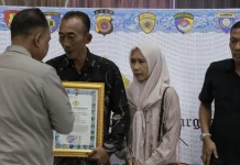 Kapolda Aceh Berikan Penghargaan atas Jasa Almarhum Pratu Galuh Nugraha