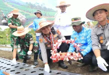 Dukung Swasembada Pangan, Kapolda Tanam Bawang Putih di Aceh Tengah