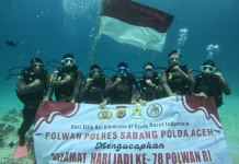 Srikandi Bhayangkara Bentangkan Bendera Merah Putih di bawah Laut Sabang