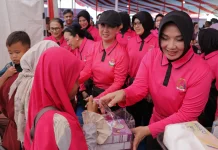 Ketua Umum Bhayangkari Serahkan 6.000 Paket Sembako untuk Masyarakat