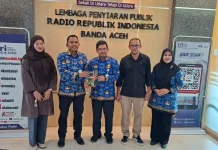 Kepala Balai Bahasa Aceh Serahkan Buku untuk RRI Banda Aceh