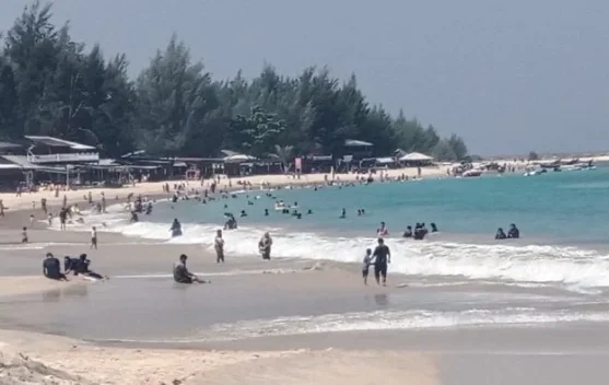 Pantai Lampuuk Ramai dikunjungi Wisatawan pada Libur Idulfitri