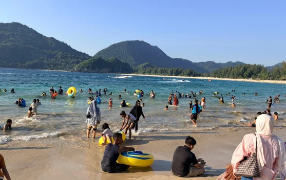 Basarnas Tingkatkan Pengawasan Pantai Lampuuk yang dipadati Wisatawan