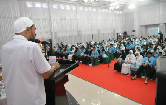 Mualem Lepas Kloter Perdana Calon Jemaah Haji Aceh