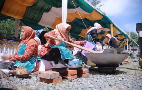 Ibu-ibu di Aceh Besar Meriahkan Lomba Masak Bubur Asyura dan Teut Apam