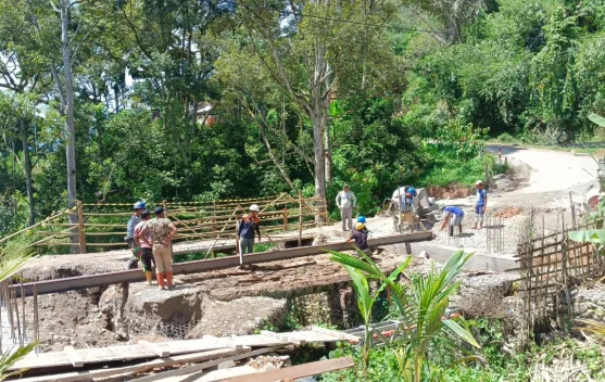 Pembangunan Jembatan Beton di Lawe Sikap 1  Masuki Tahap Pemasangan Besi Penahan