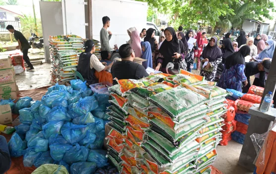 Ratusan Warga Serbu Pasar Murah di Darul Imarah