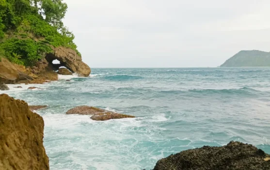Tebing Bak Gigi Hiu Sambut Pengunjung di Pantai Lhok Keutapang