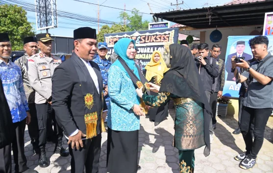 Pemenang Lomba Beut Kitab Bak Sikula Terima Penghargaan