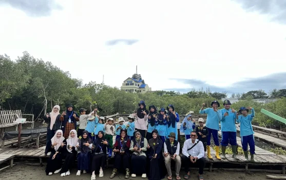 Sekolah Alam KAHFIS Aceh dan PEMANGKU Tanam Mangrove untuk Tanggap Bencana