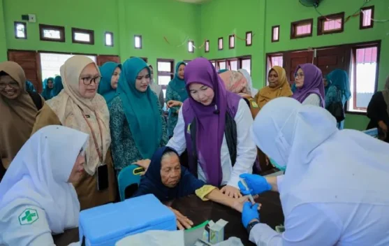 Ketua Posyandu Aceh Besar Tinjau Pemeriksaan Kesehatan Gratis di Jantho