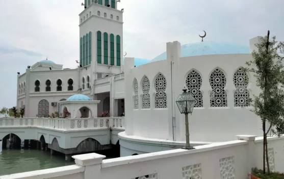 Menjelajahi Masjid Terapung Tanjong Bungah, Ikon Wisata Religi Penang