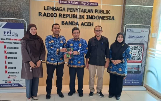 Kepala Balai Bahasa Aceh Serahkan Buku untuk RRI Banda Aceh
