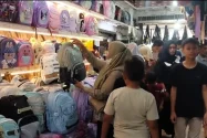 Memasuki Tahun Ajaran Baru, Warga Banda Aceh Berburu Perlengkapan Sekolah
