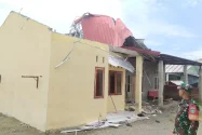 Angin Kencang Rusak Rumah Warga di Kecamatan Peukan Bada