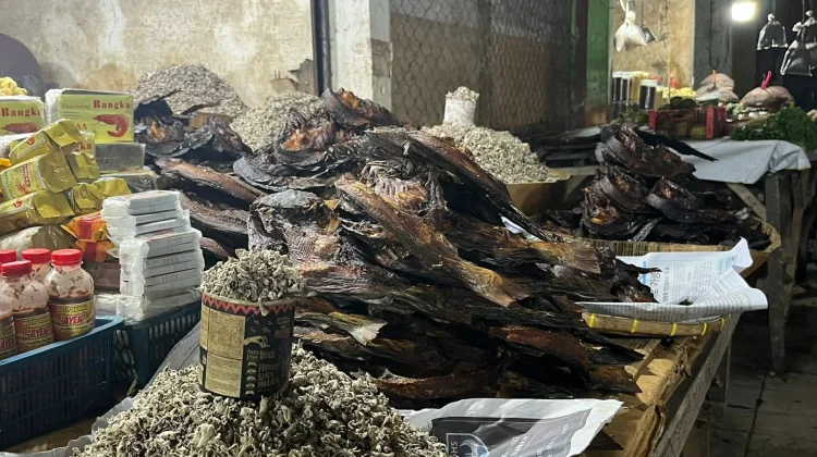 Ikan Asap Masih Laris Manis Diburu Warga